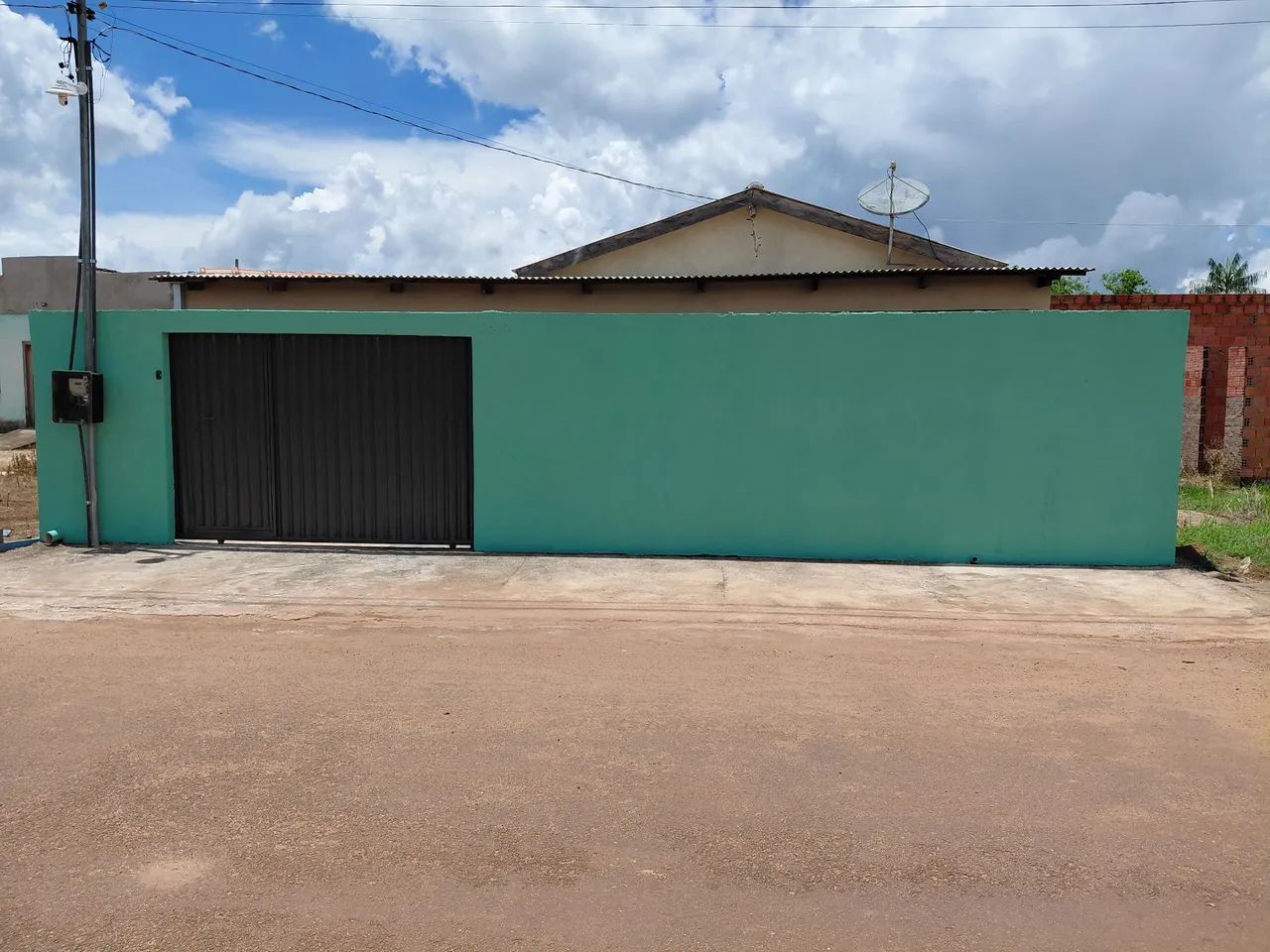 Vendo uma casa e um ponto comercial. 