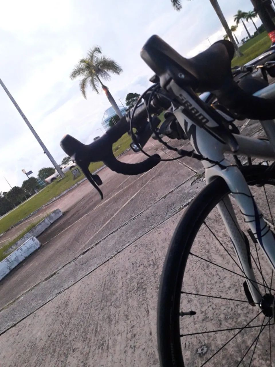 Bike Specialized em carbono - Foto 2