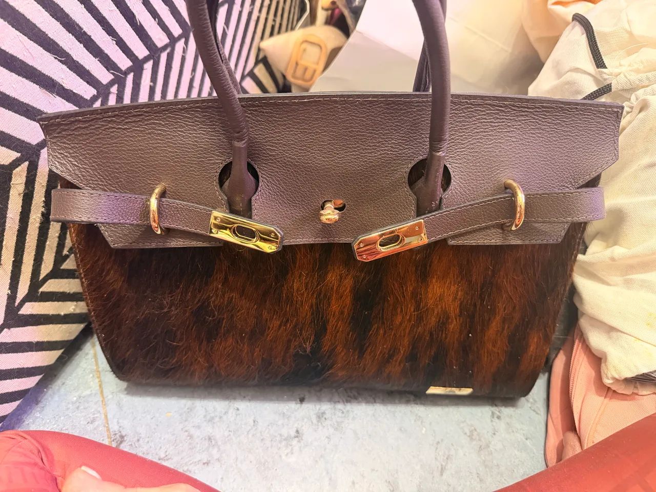 Bolsa em couro e pelo 