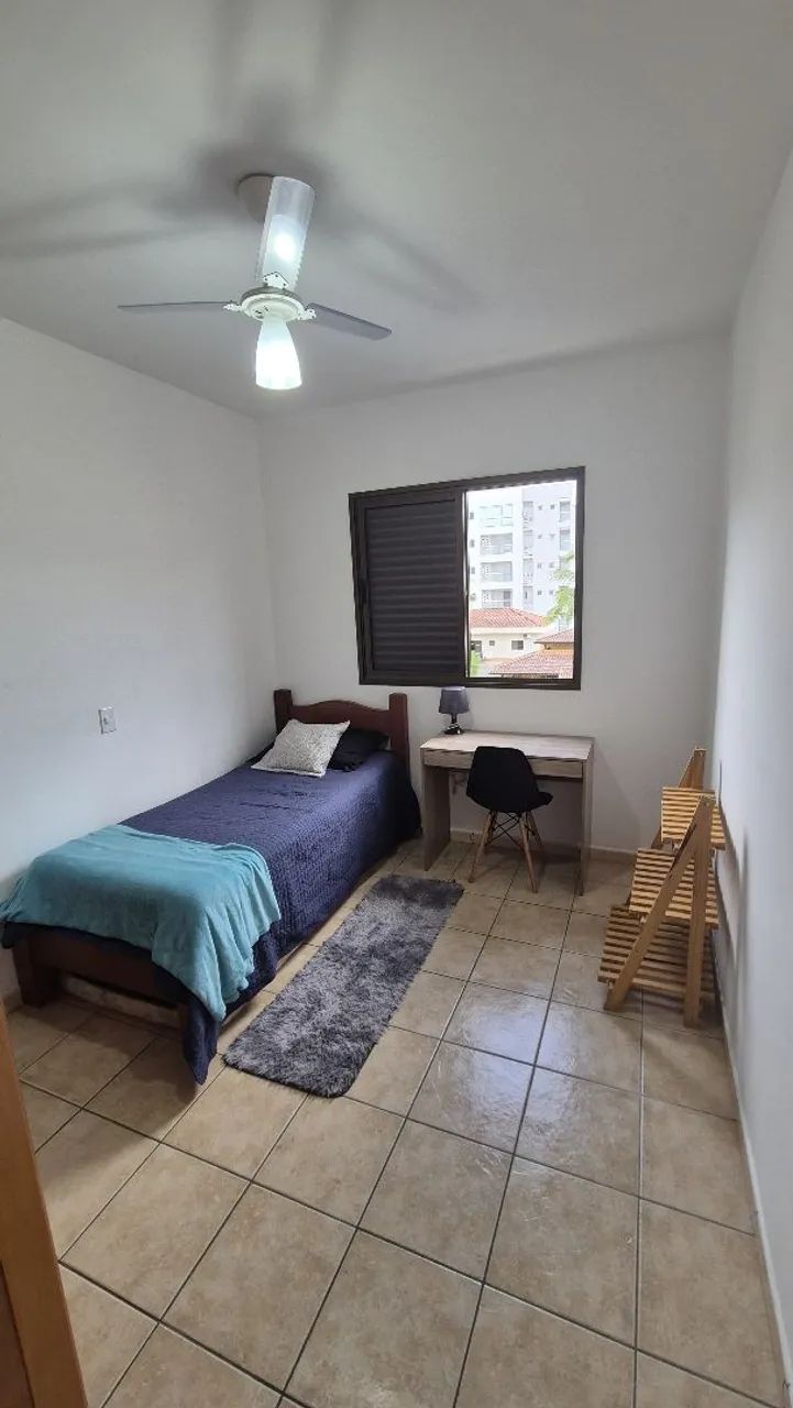 Cama de solteiro de madeira maciça com colchão (ótimo estado) 