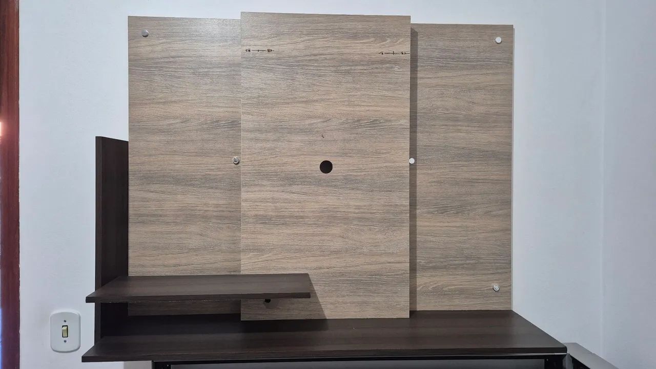 Painel de madeira para colocar TV e decoração