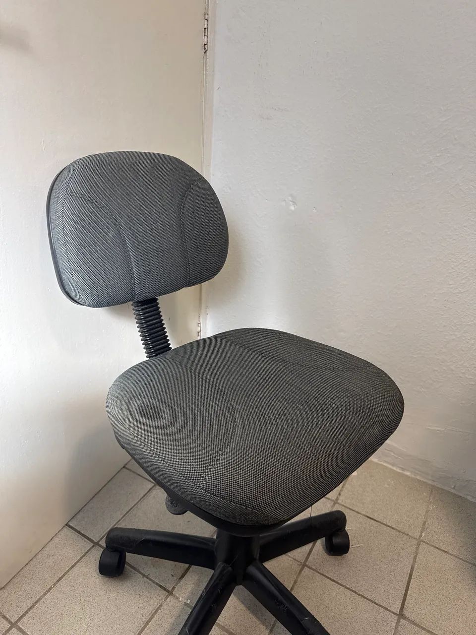 Cadeira escritório simples