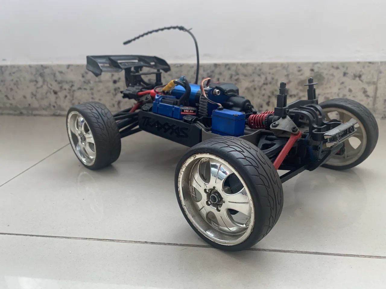 Automodelo traxxas E-revo 1/16 revinho