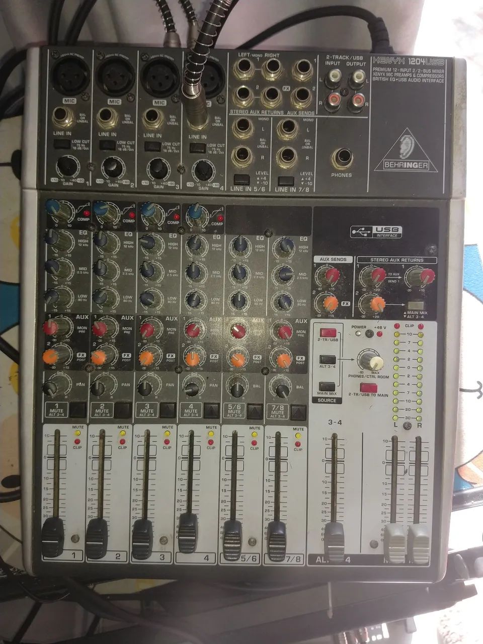 mesa de som behringer Xenyx
