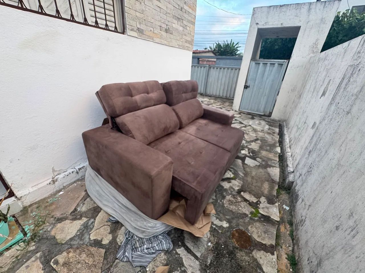 Sofá retrátil veludo café embalado novo de loja  - Foto 3