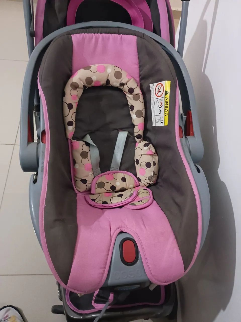 Carrinho de Bebê com Bebê Conforto 