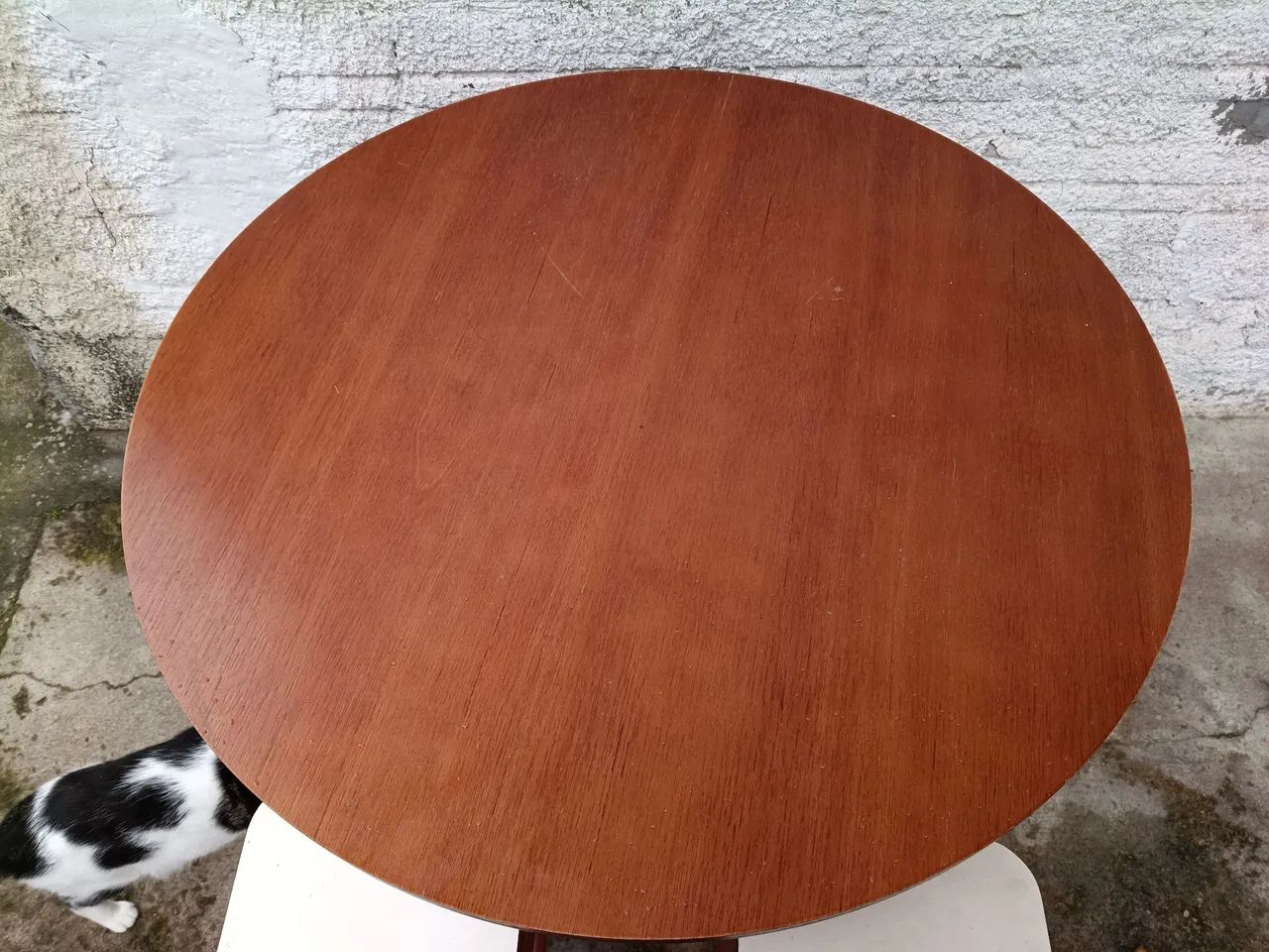 Mesa Madeira Maciça  + 4 Banquetas - 91 cm de diâmetro -em ótimo estado.  - Foto 2