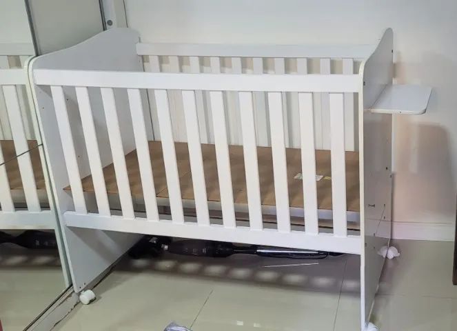 Berço branco com colchão - ótimo estado, com rodinhas - Foto 3