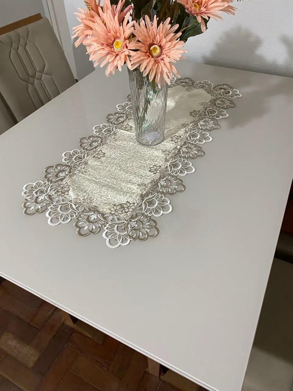 Vendo mesa semi-nova com quatro cadeiras - Foto 4