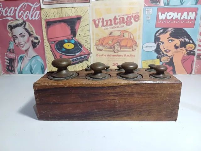 conjunto cepo de pesos de balança antigos em uma caixa de madeira. VEJA FOTOS