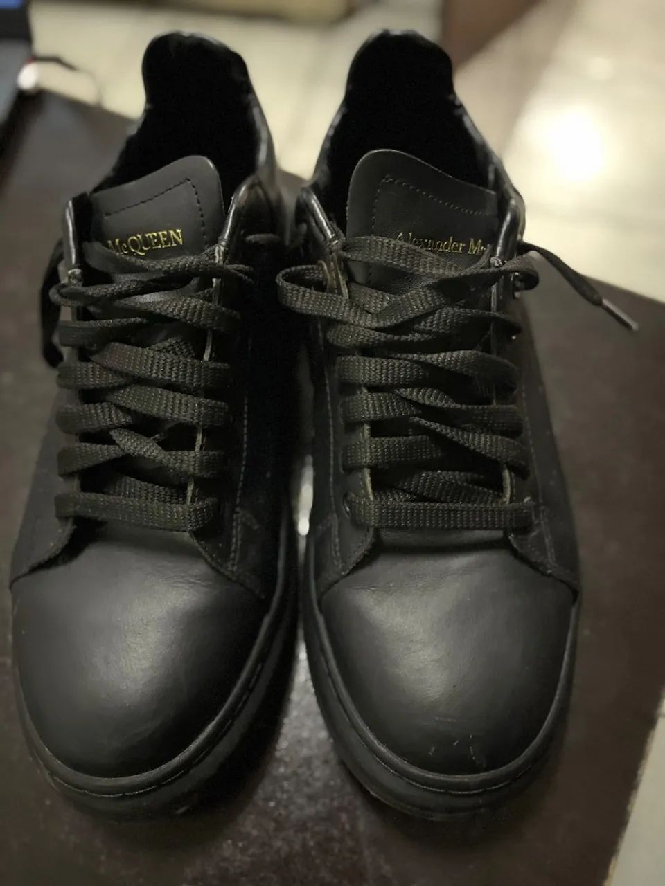 Tênis couro replica Alexander McQueen preto em excelente estado - Foto 5