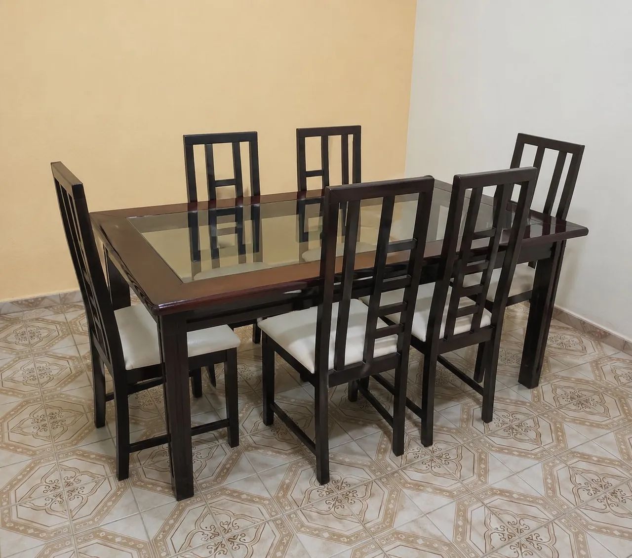 Conjunto de mesa e cadeiras