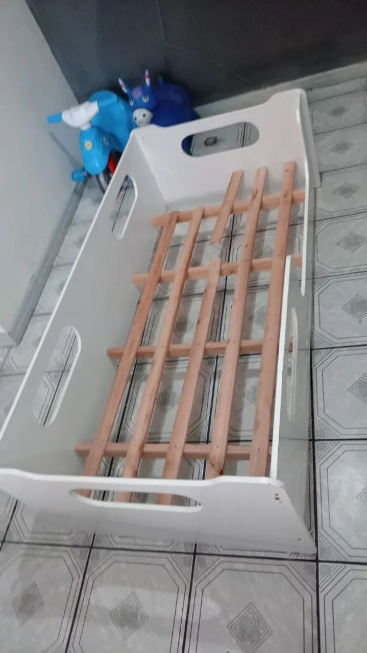 Vendo cama infantil, com colchão.