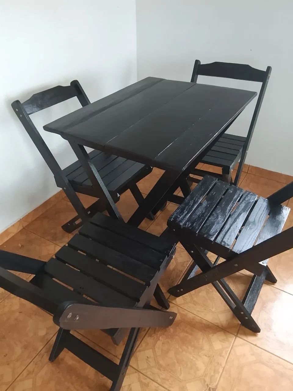 Vendo uma mesa com quatro cadeiras? - Foto 2