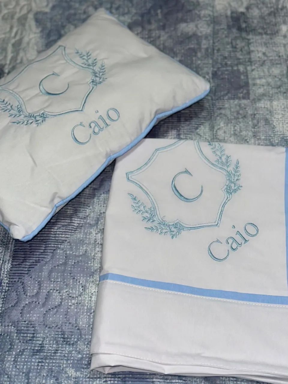 Kit berço maternidade azul bebê com nome CAIO  - Foto 2