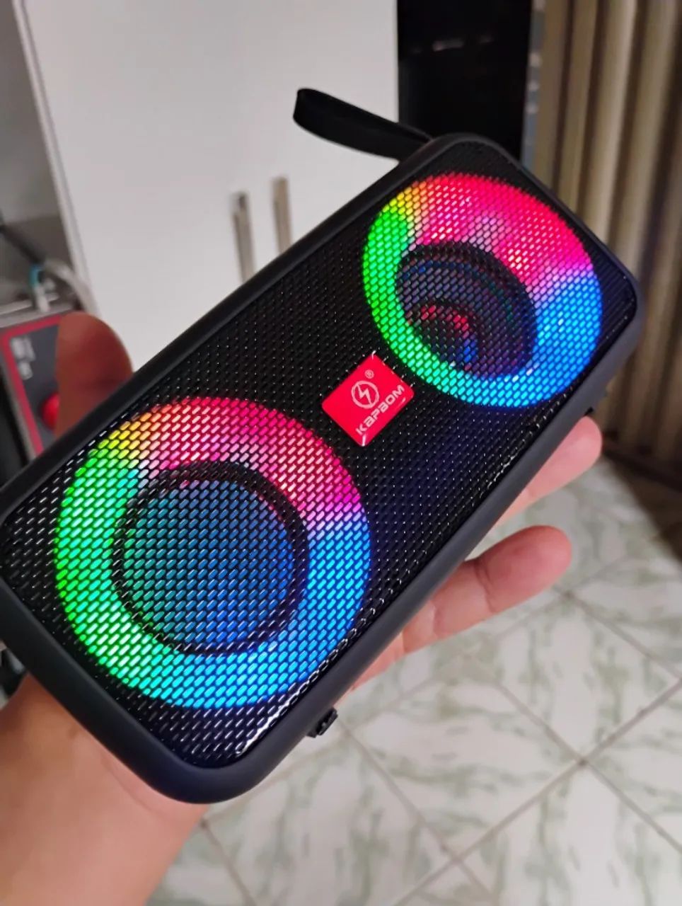 Caixa de som bluetooth muito alta 