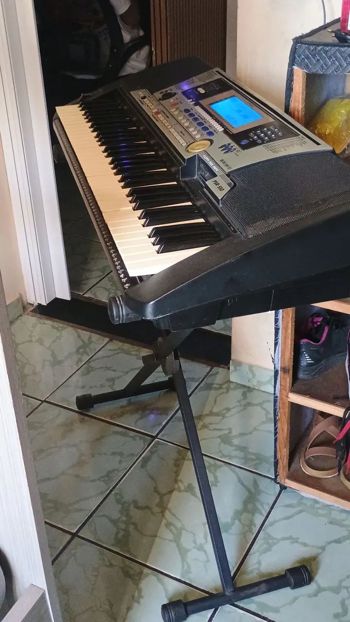 Teclado Yamaha PSR-550 e suporte - Instrumentos musicais - Jardim