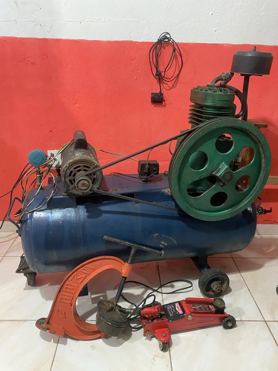 Vendo compressor com uma máquina de vulcanizar câmera de ar e um macaco 