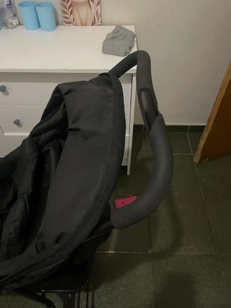 Carrinho de bebê preto 3 rodas  - Foto 2