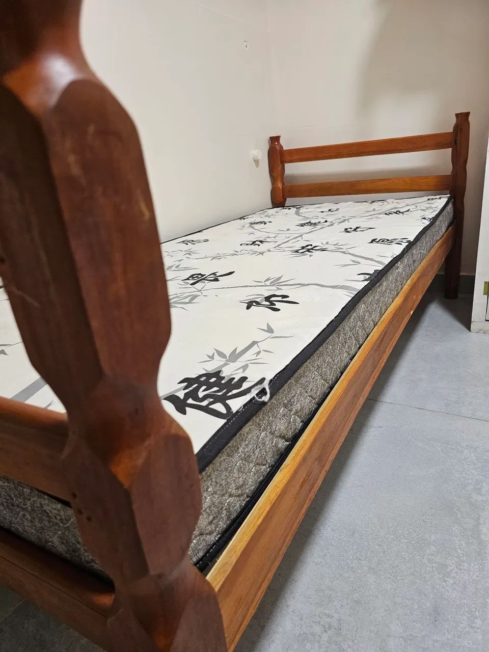 Cama de solteiro em madeira e colchão 