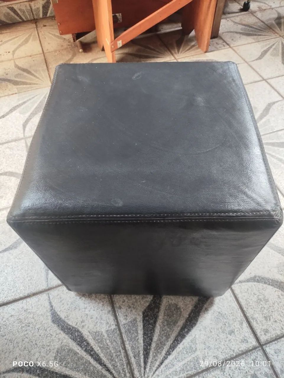 Poof de couro sintético 
