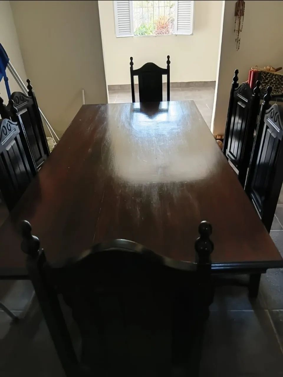 Conjunto mesa em madeira  com 6 cadeiras e arca buffet - Foto 3
