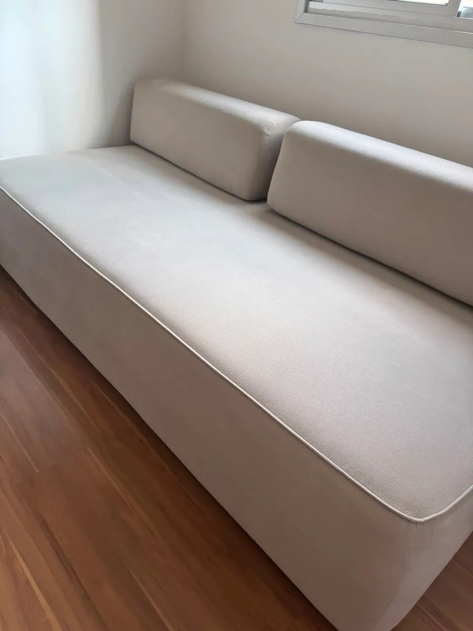 Sofá com encosto removível Capobiango design. Em perfeito estado. Sem nenhum desgaste