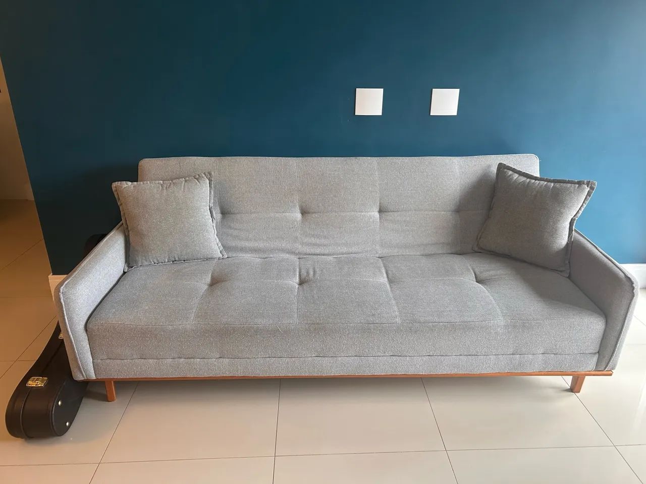 Sofá cama de três lugares em linho
