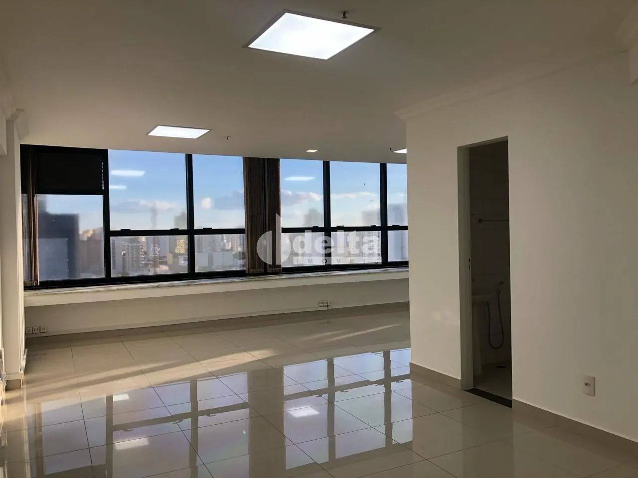 Sala disponível para venda no bairro Centro em Uberlândia-MG.