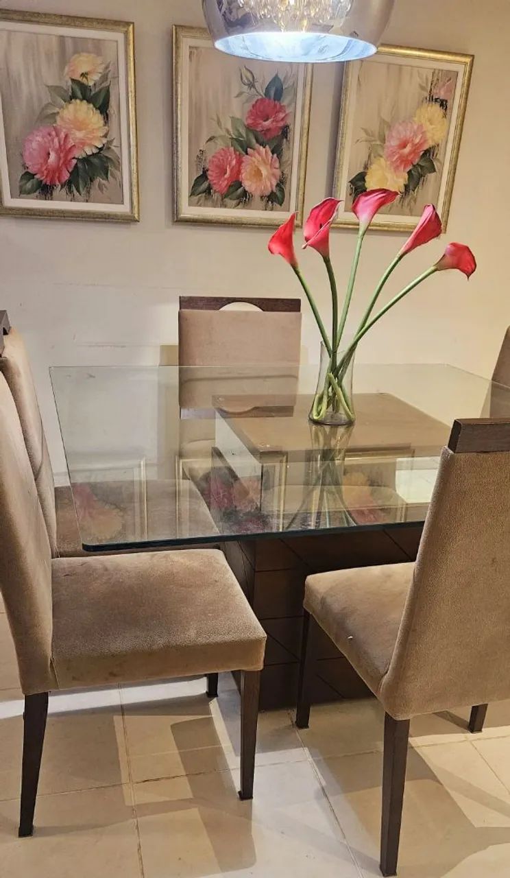Mesa de jantar com 8 lugares super conservada