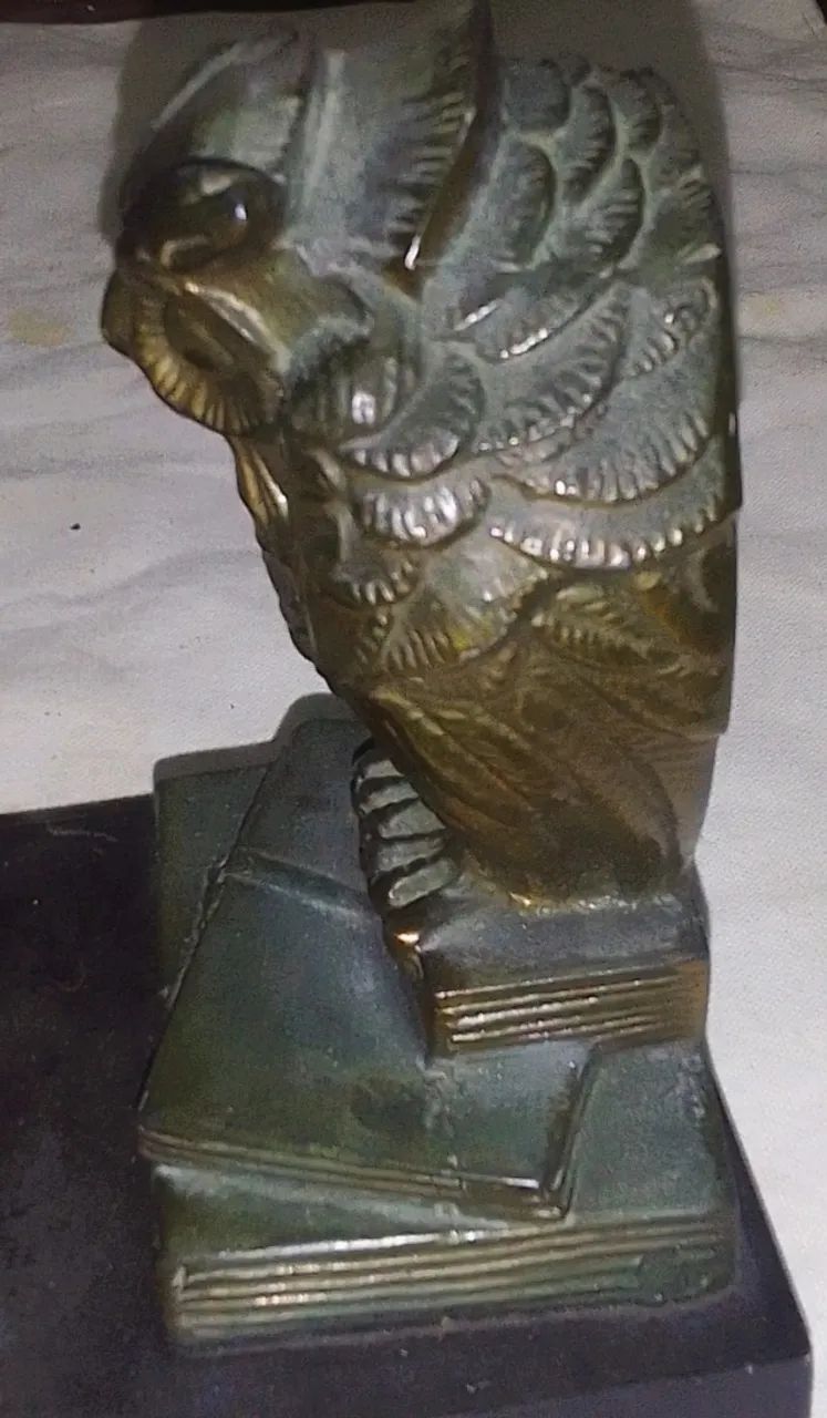 Antiga Escultura confeccionada Bronze dourado representando Coruja sobre livros *Descrição - Foto 6