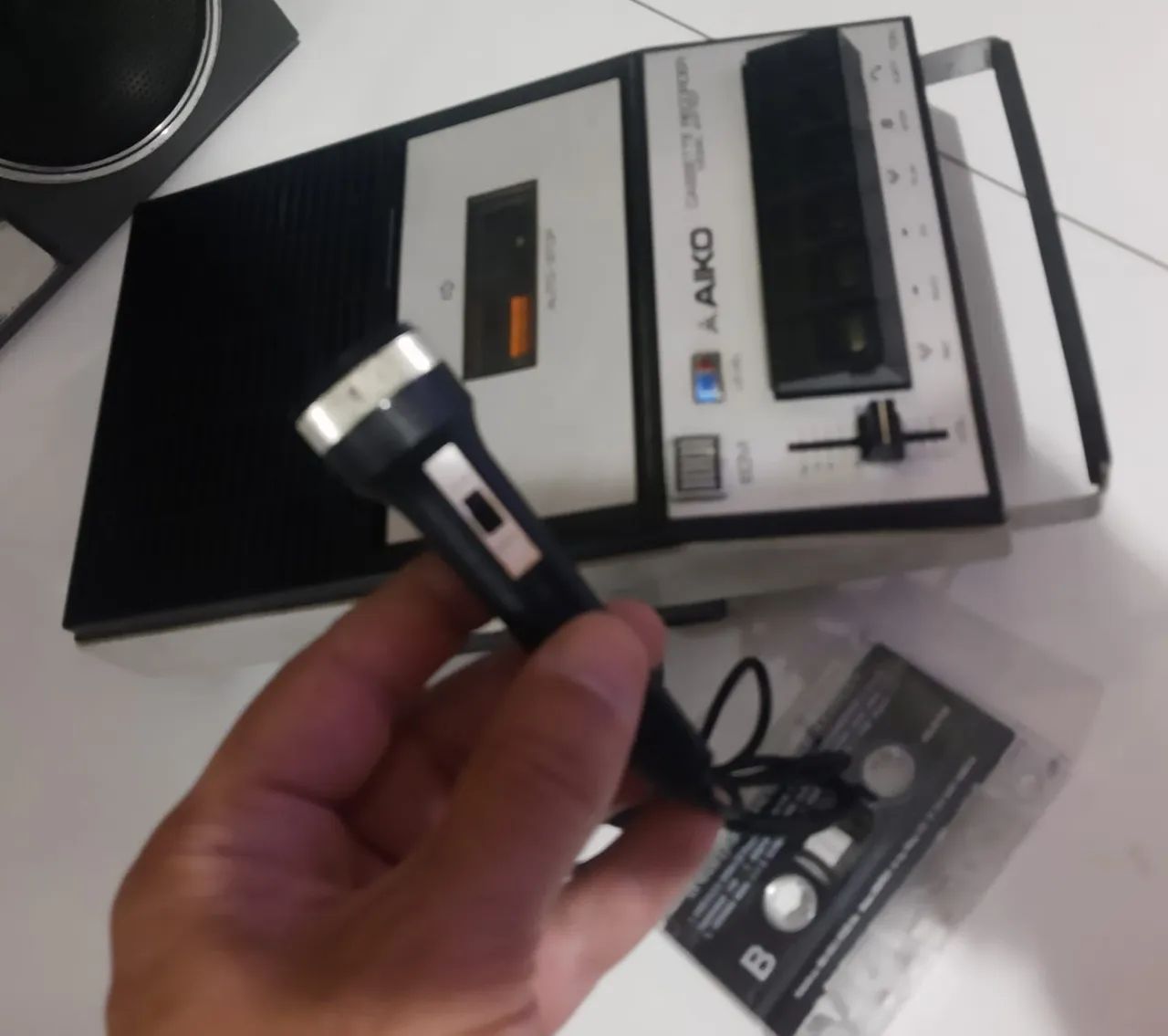 Rádio TOCA FITA gravador antigo AIKO com microfone anos 80 funcionando  - Foto 2