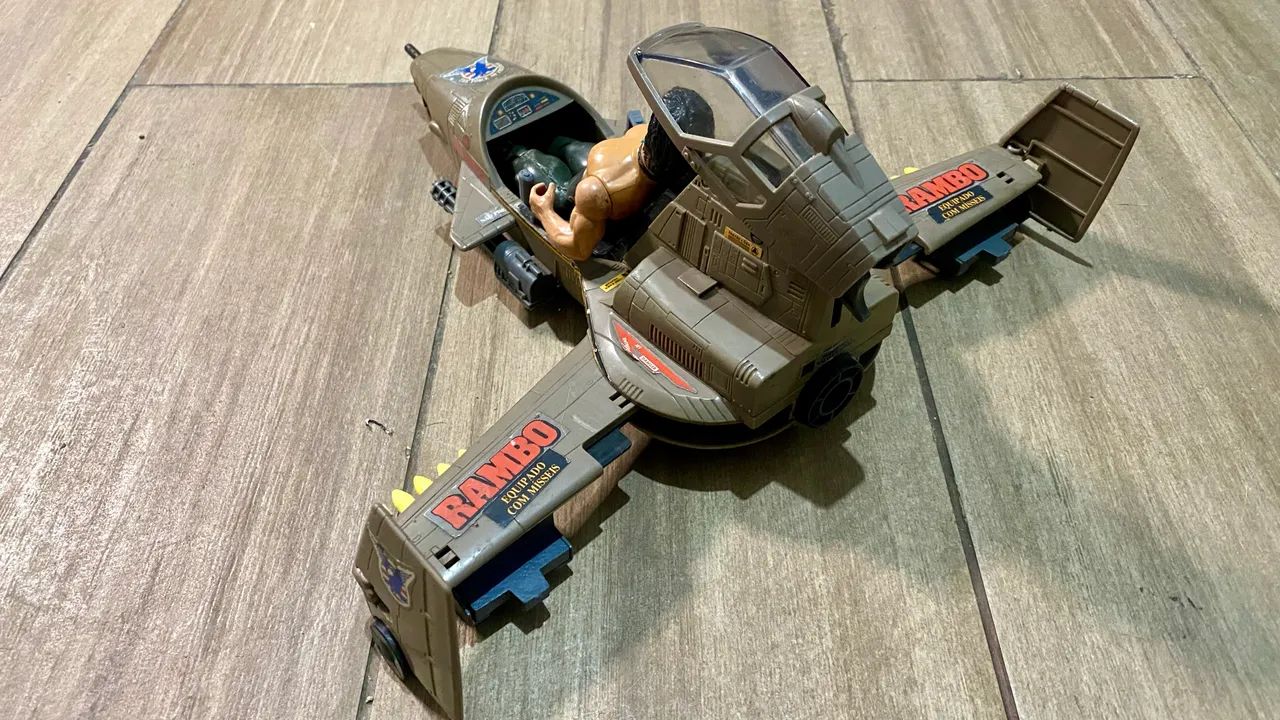 Avião SkyWolf + boneco Rambo - Glasslite, anos 80 - Foto 5