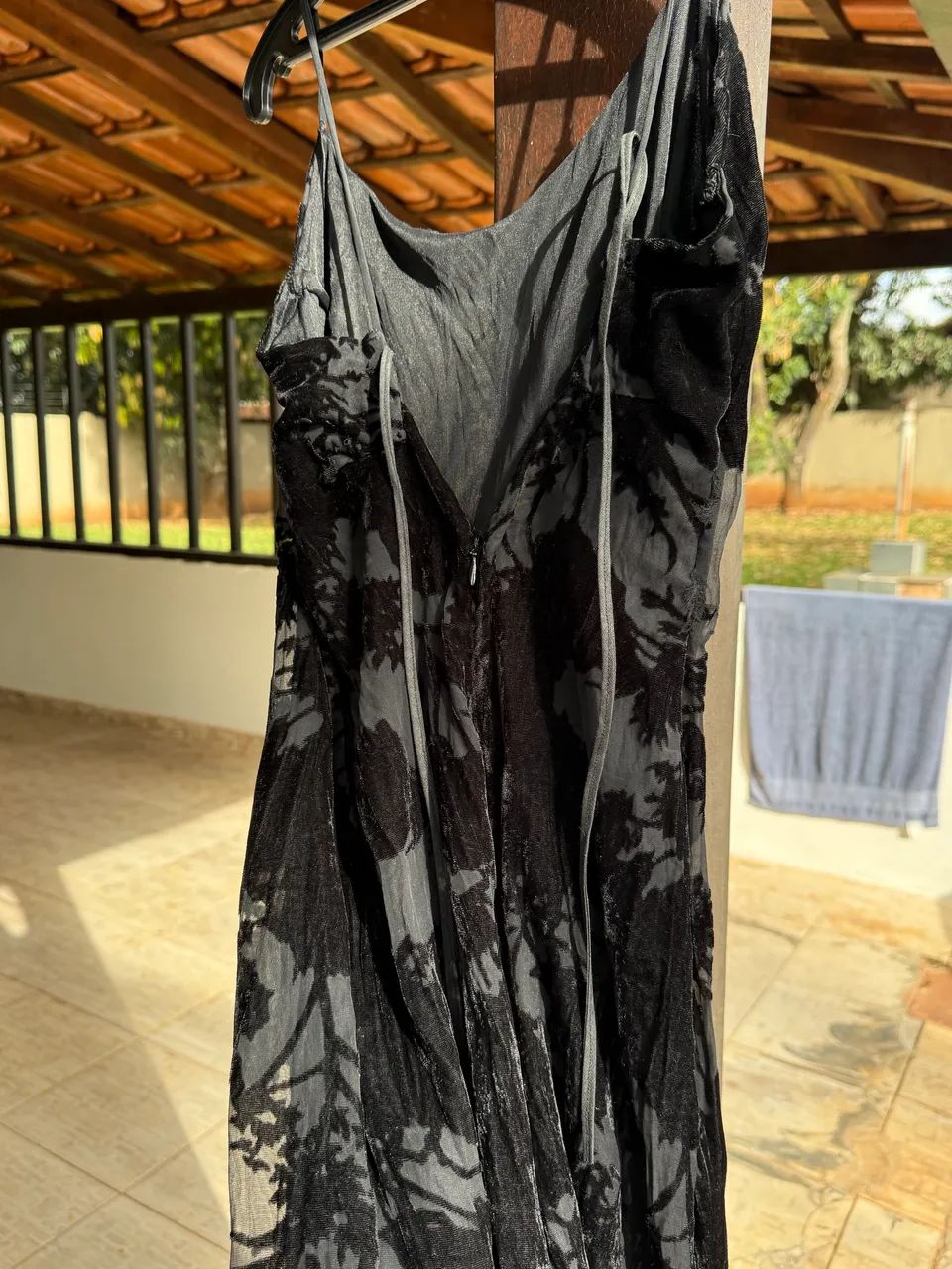 Vestido Preto em Tule com Veludo Devorê e Alças Finas - Elegante - Foto 2