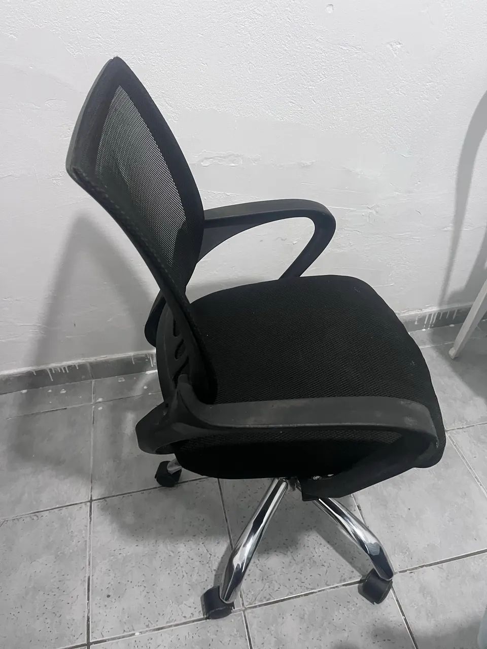 vendo cadeira de escritório semi nova - Foto 3
