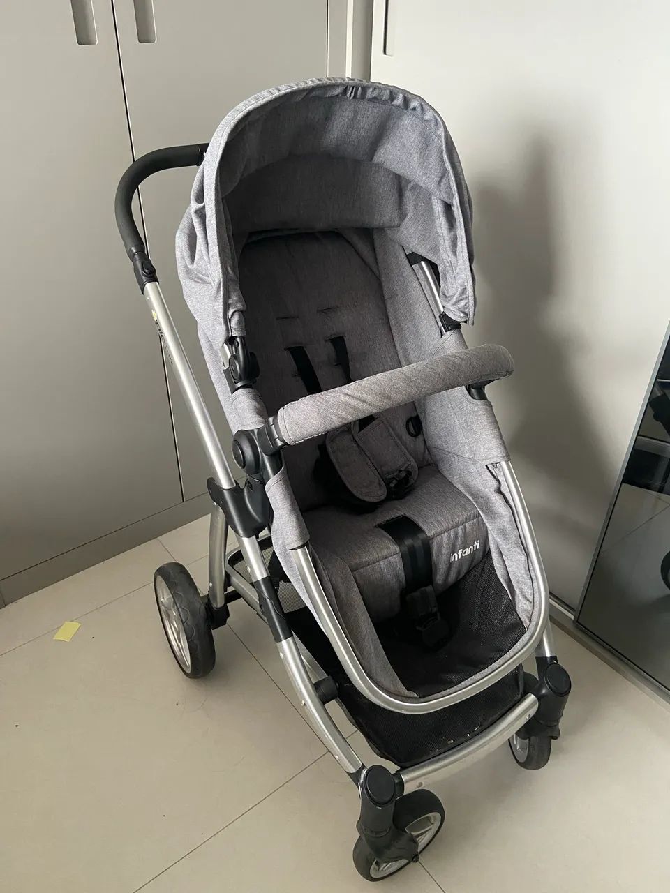 Carrinho de bebê com bebê conforto 