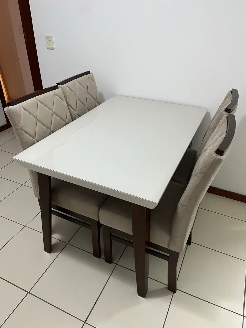 Mesa com tampo de vidro e quatro cadeiras estofadas - Foto 2