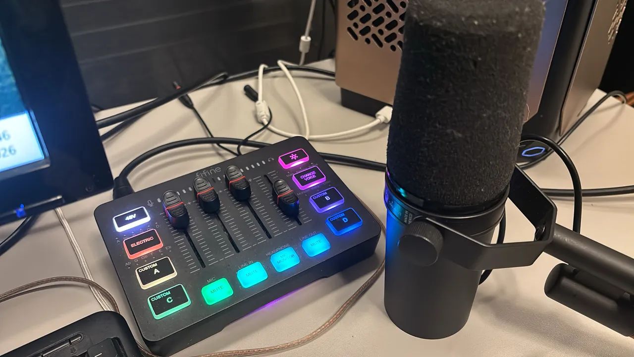 KIT COMPLETO SHURE SM7B + DYNAMITE (BOOSTER) + FIFINE SC3 INTERFACE DE AUDIO  - Foto 2