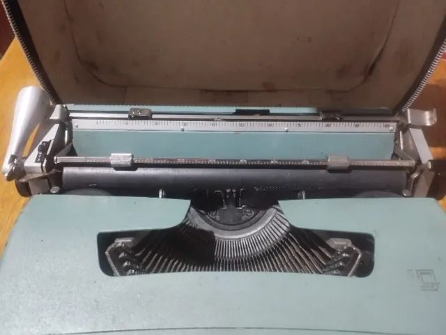 Máquina de Escrever Olivetti Lettera 32 - Original - Antiguidades
