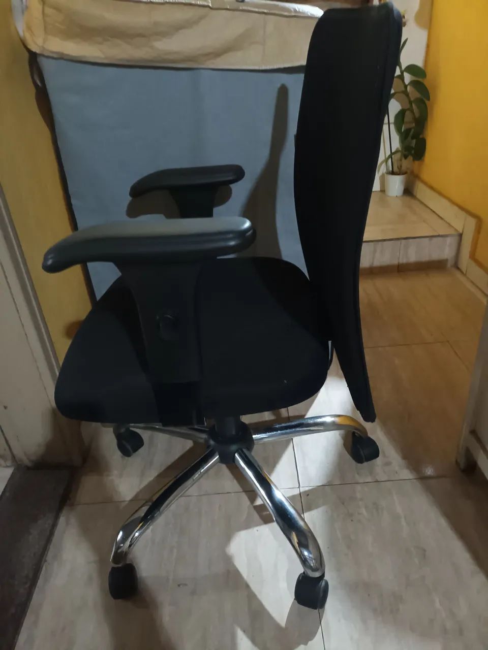 Cadeira executiva escritório preta base cromada - Foto 3