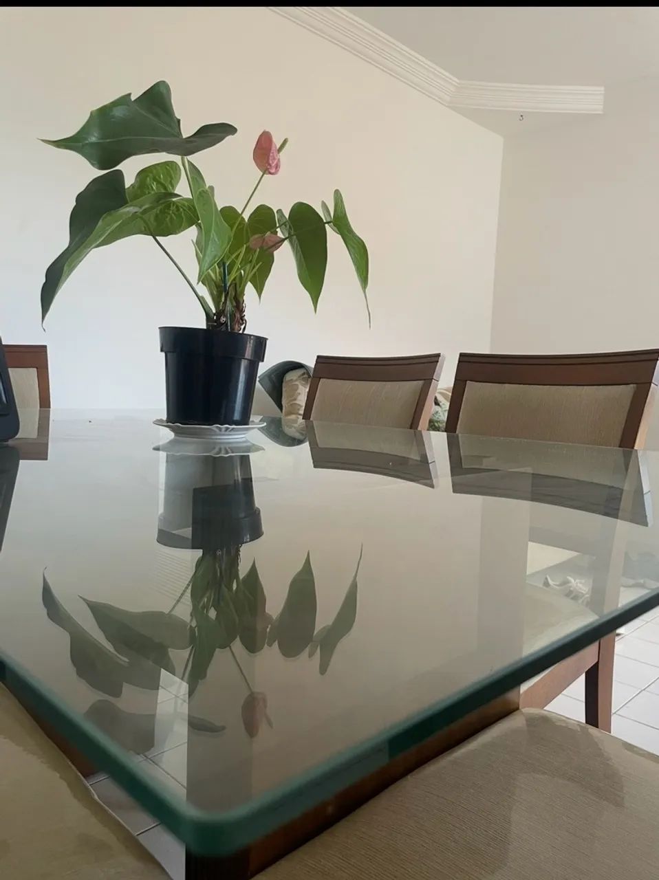 Mesa madeira com tampo de vidro com 6 cadeiras  - Foto 2