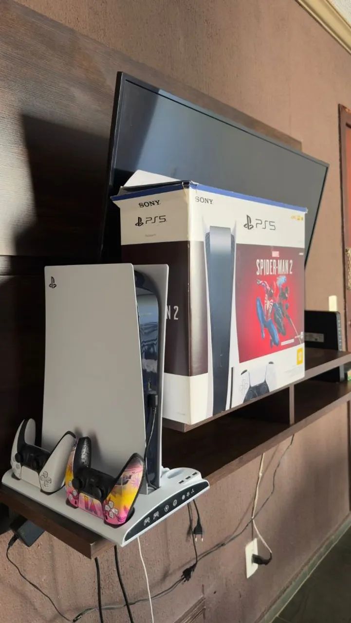 PS5 com base resfriadora e 2 controles  - Foto 5