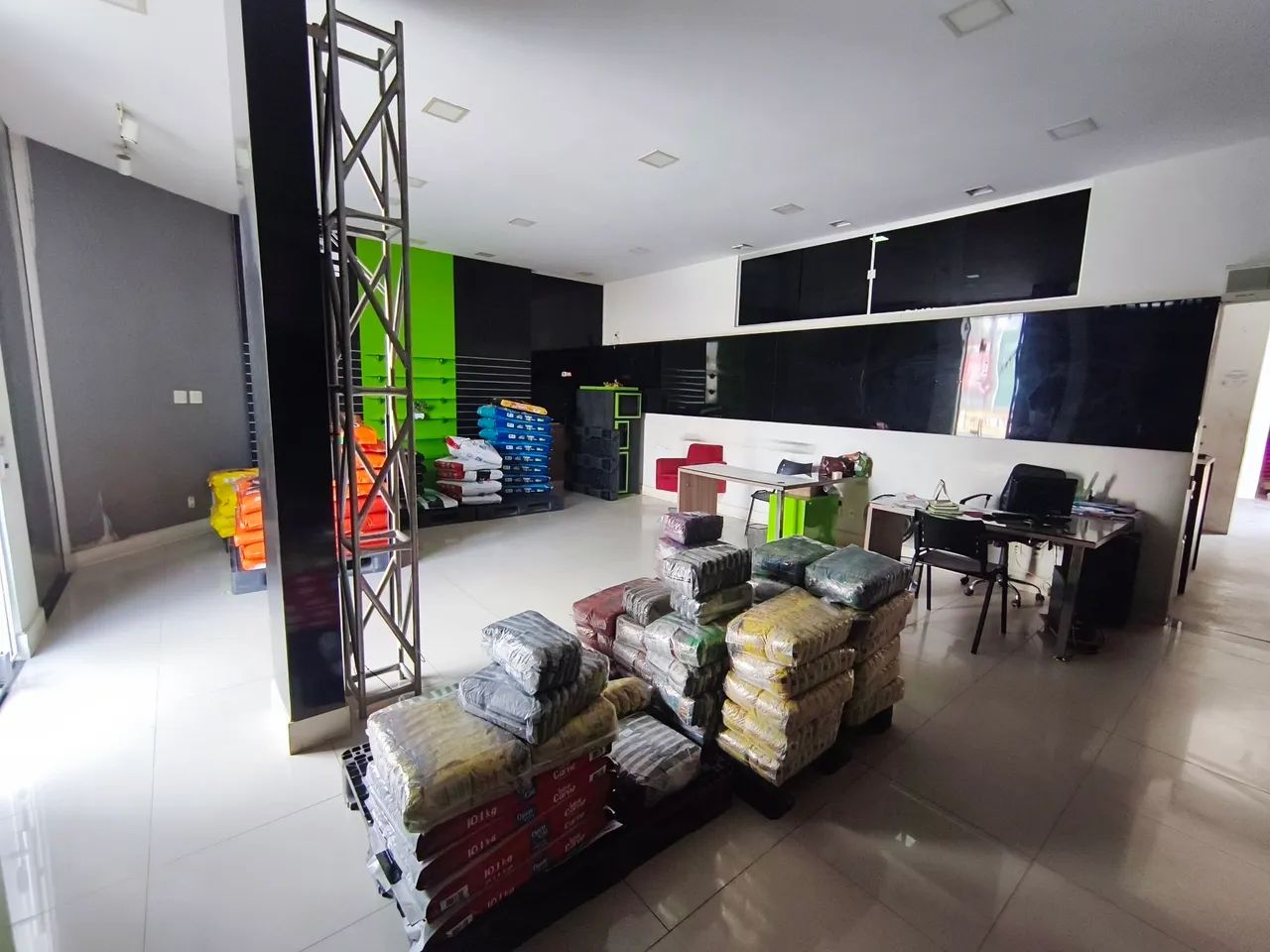 IMÓVEL COMERCIAL 560m² COM ESTACIONAMENTO  - JOÃO DURVAL | PRÓXIMO AO CHARMANT E BOULEVARD - Foto 2