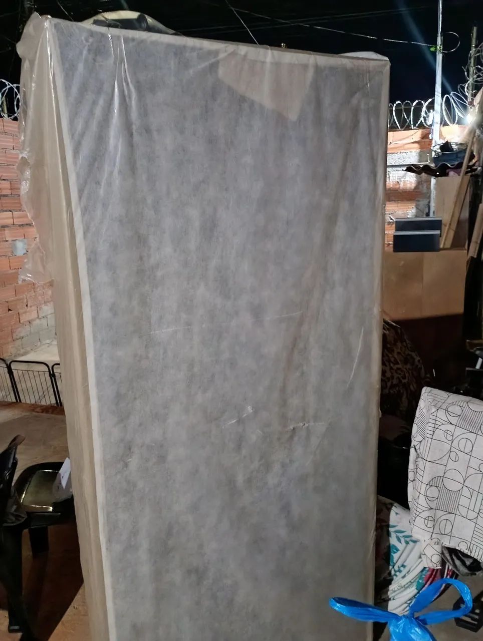 Vende-se uma cama box solteiro nova - Foto 2