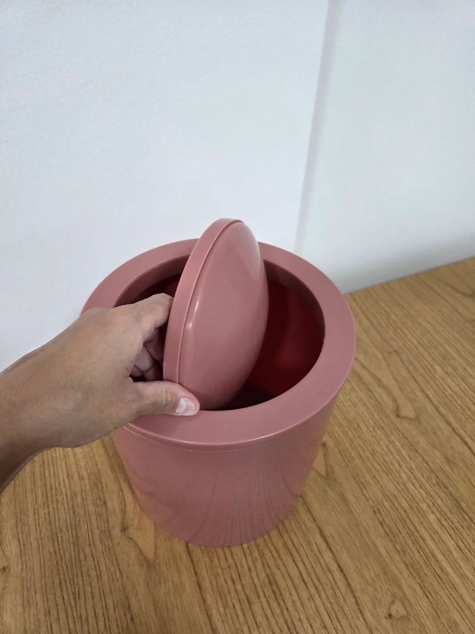 Cesto de lixo seminovo c/ tampa giratória na cor rosê da Tok&Stok s/ avarias - Foto 3