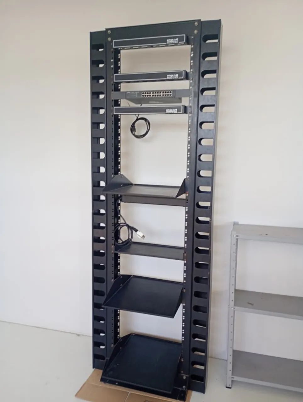 Rack Aberto de Piso TI 19" Completo + Switch TP-Link 24p Gigabit + Acessórios - Foto 3