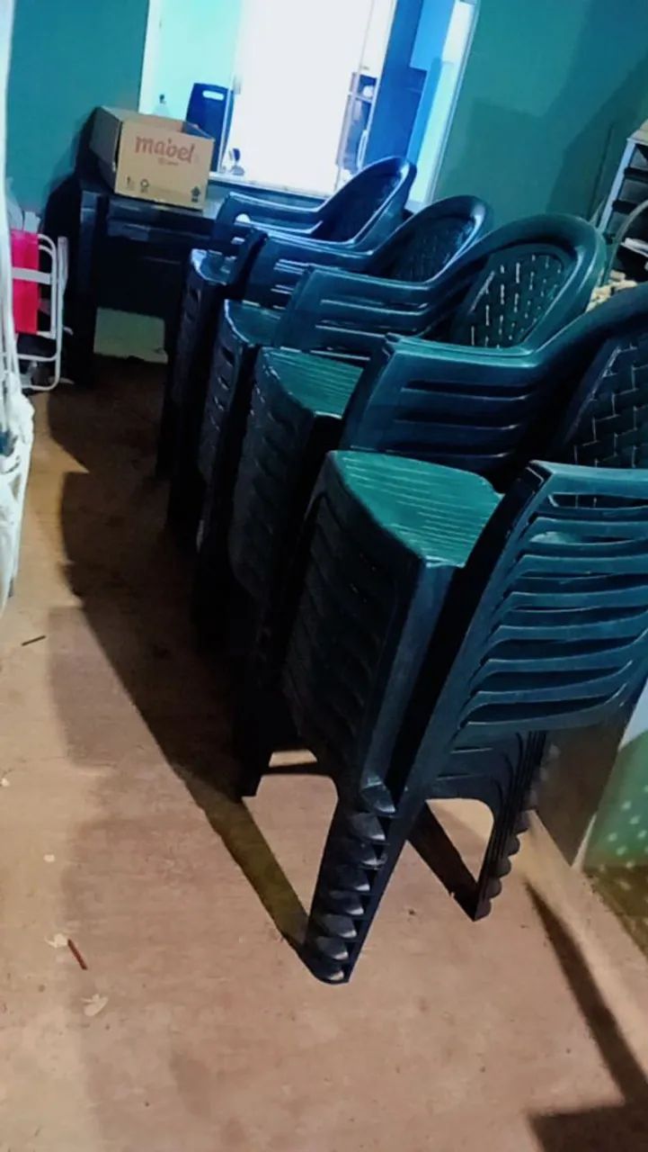 Vendo 10 jogos de mesa com 4 cadeiras cada 