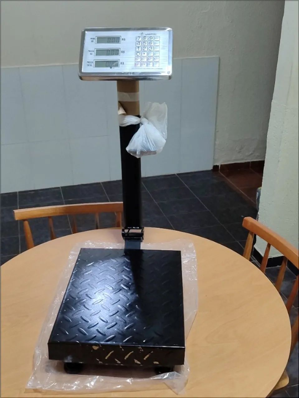Balança de Plataforma Digital Bivolt 200kg com Mastro 30x40cm Nova