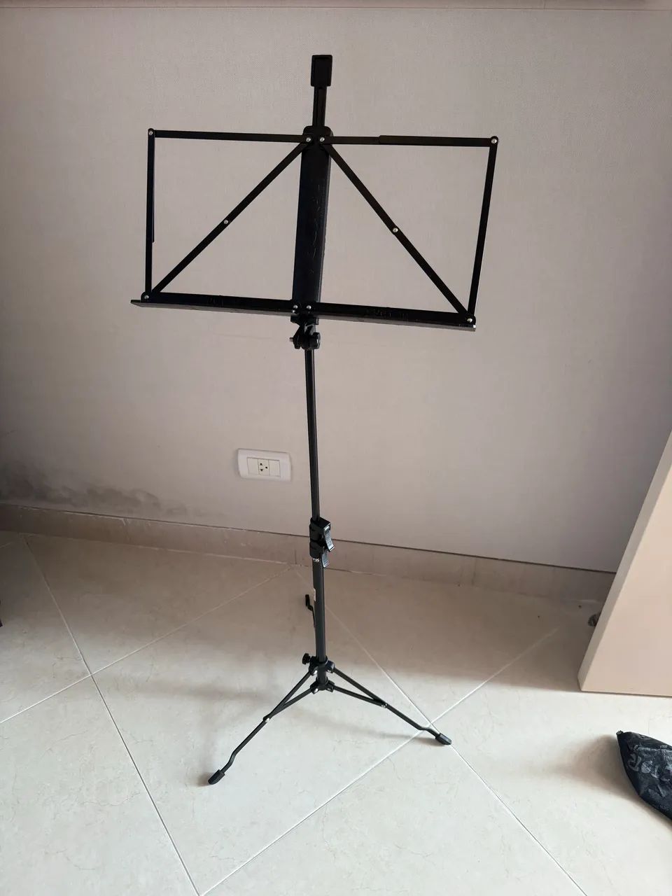 Estante de Partitura Metálica Dobrável Altura ajustável medindo de 50 cm a 1,60 