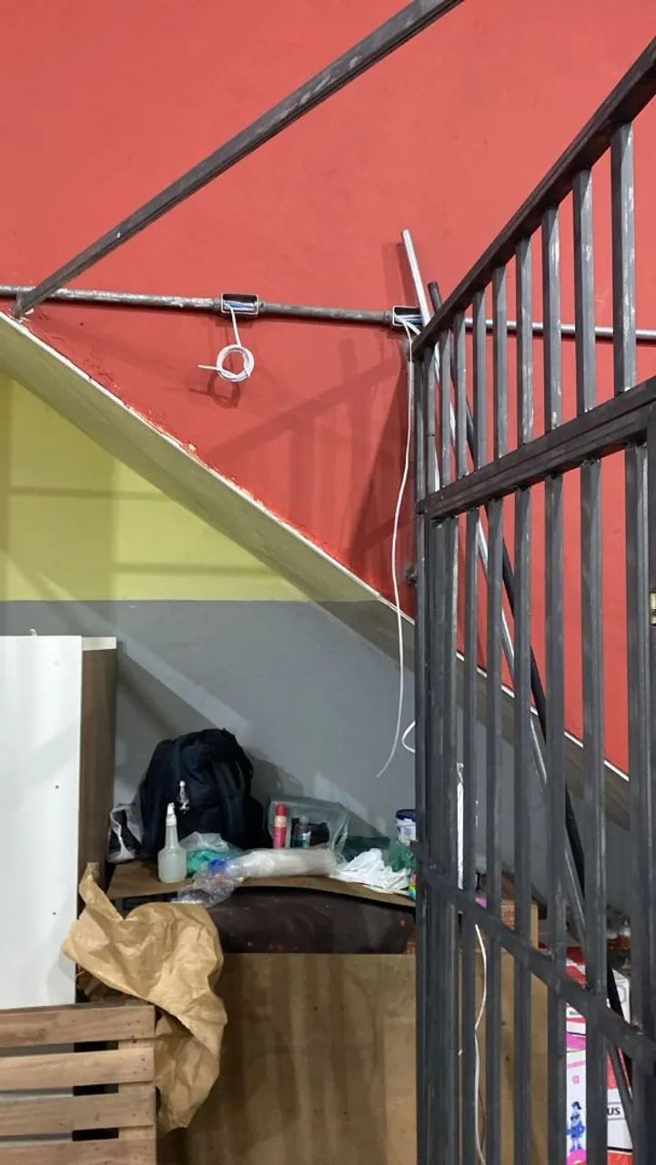 Grade e portão de proteção para adega.